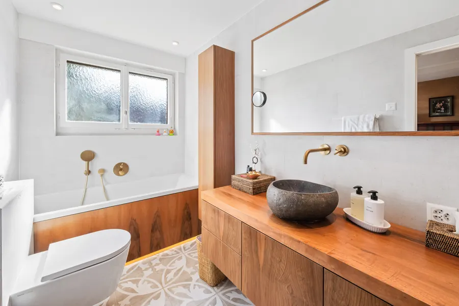 Salon cheminée pierre appartement Crans-Montana — Linda Photography