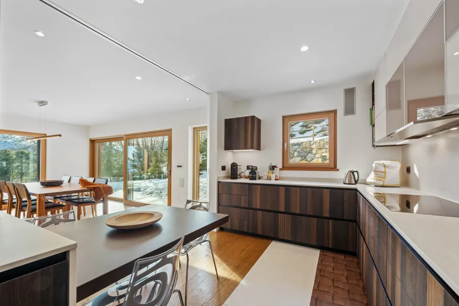 Salle manger chalet terrasse bois Valais — Linda Photography