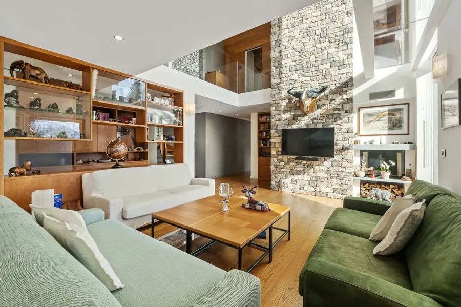 Salon bois rustique chalet Airbnb Valais — Linda Photography