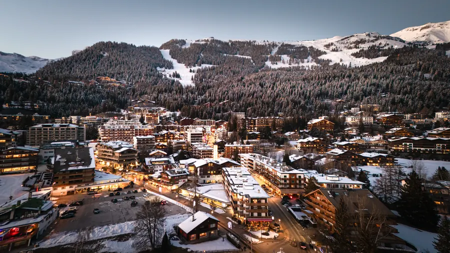 Vue drone nocturne Crans-Montana hiver — Linda Photography
